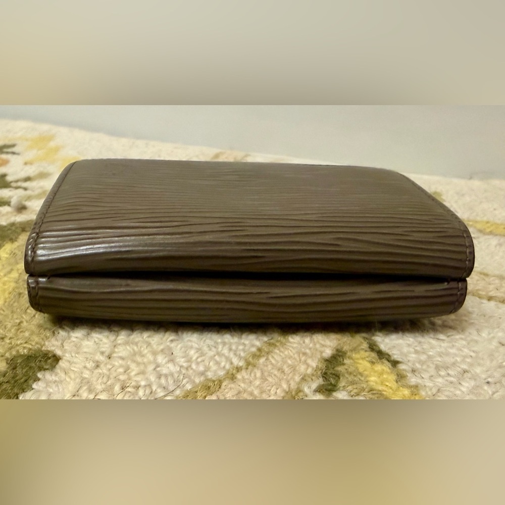Unisex LOUIS VUITTON Vintage Epi-Leather Elise Tri-Fold Compact Wallet - Taupe - Picture 6 of 16
